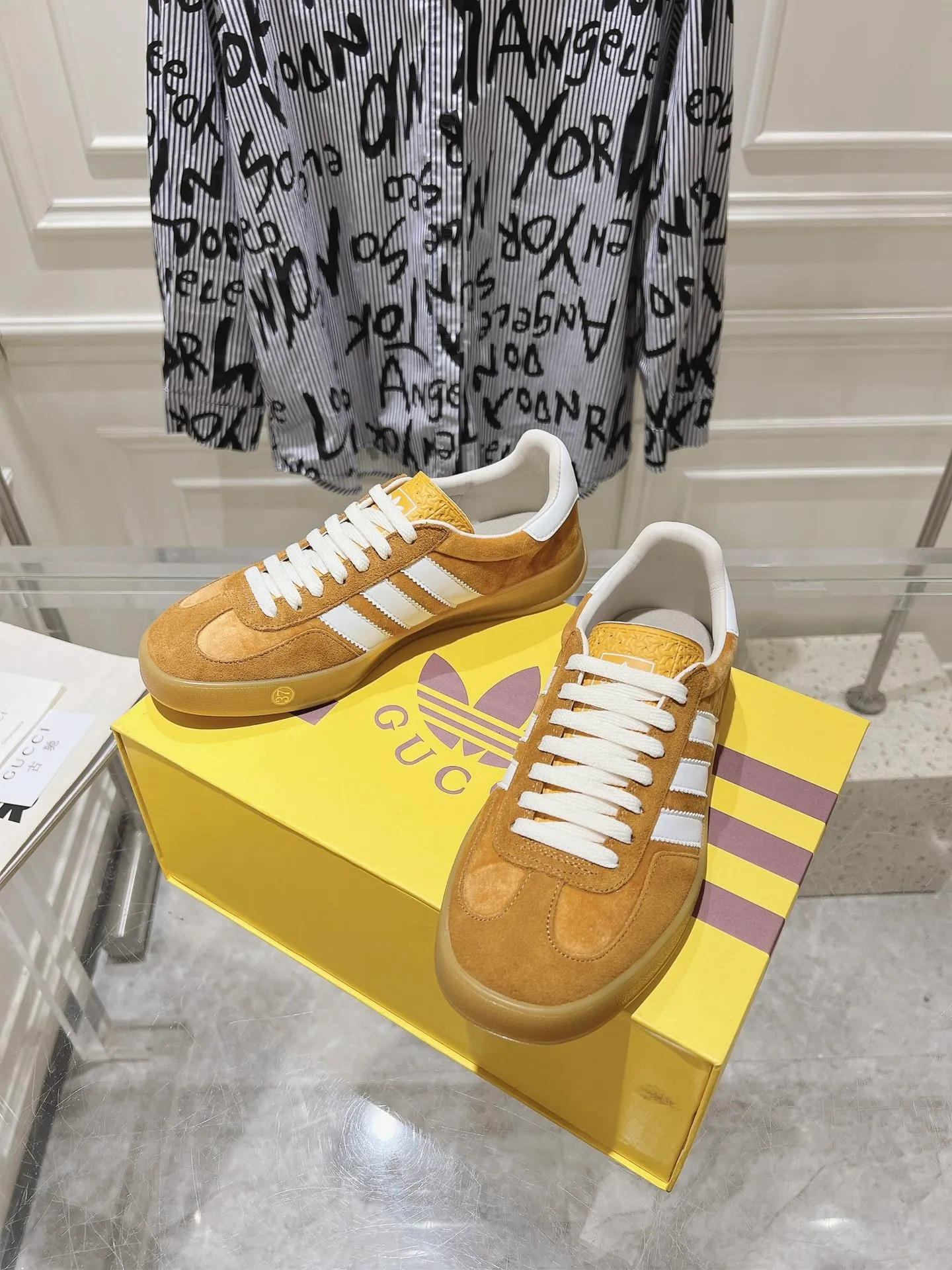 👟👟Ex-factory price 520👟👟Gucci&adidas joint limited edition couple's sneakers. A super nice joint casual sneaker with rich and bold colors! It showed everyone a completely different charm from the past! Combining retro style and youthful sports style to create a new aesthetic! Vitality yet stylish at the same time! ! Upper - made of cowhide, cowhide, cloth. Lining - sheepskin lining for foot pads. Sole - original open-molded beef tendon non-slip and wear-resistant outsole. Size: 35-47 (couple style)